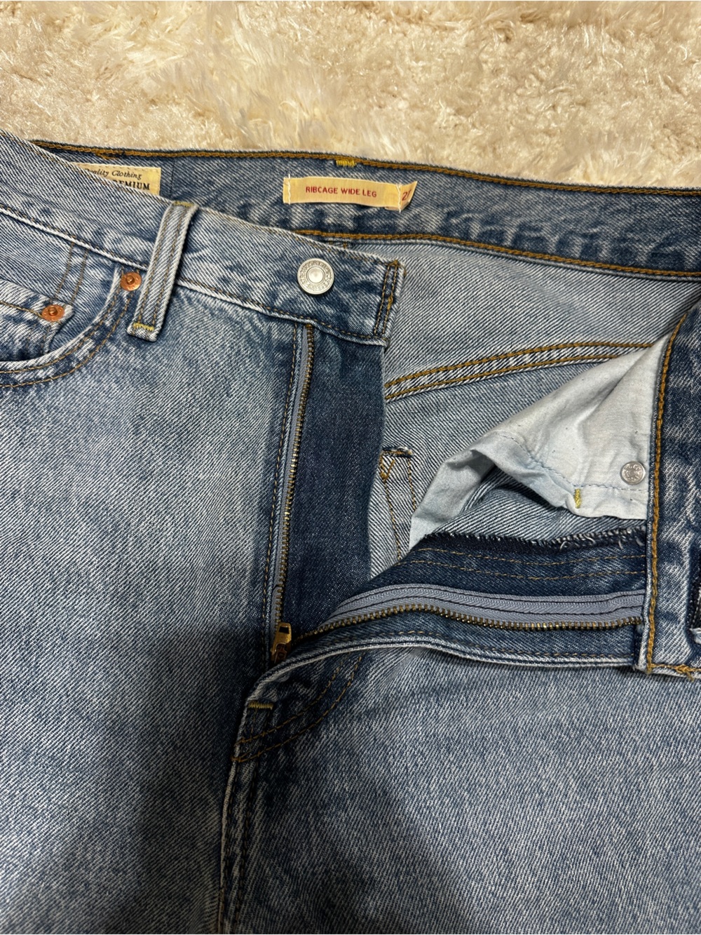 Levi’s Ribcage Wide Leg Jeans - Picture 3 of 6